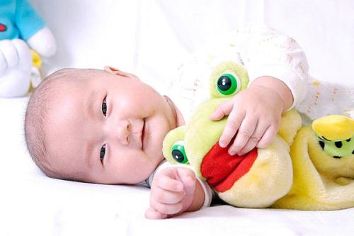 新生儿出现特殊生理状况，家长们应该如何处理？